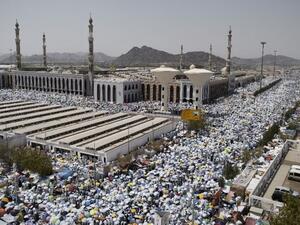 Muslim pilgrims gather to perform noon and afternoon prayers at Namira Mosque in Mount Arafat, southeast of the Saudi holy city of Mecca. (AFP Photo/Mohammed Al-Shaikh)