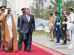 The King of Saudi Arabia receives King Abdullah of Jordan at the airport. (Twitter/Arab News)