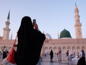 MEDINA, SAUDI ARABIA - 1 DISEMBER 2016 : Muslim pilgrimages taking photograph of Green Dome at Prophet Muhammad Mosque or Masjid Nabawi | Shutterstock.