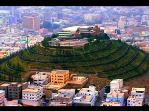 Abha has a diverse environment, with forests in the parks Soudah, Dulghan, Al-Hubala, and towering highlands in addition to the eastern plains and western coasts. (YouTube) Abha has a diverse environment, with forests in the parks Soudah, Dulghan, Al-Hubala, and towering highlands in addition to the eastern plains and western coasts. (YouTube)