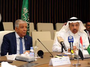 Saudi Energy Minister Khalid al-Falih (R) and Iraqi Oil Minister Jabbar al-Luaybi hold a joint press conference in the Saudi Red Sea resort. (AFP) 