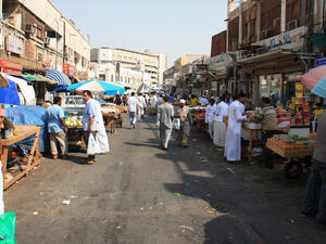 Jeddah’s central vegetables market, which is the largest wholesale market in the Kingdom, is witnessing a drop in supplies, pushing up the prices of green leaves. (Shutterstock)