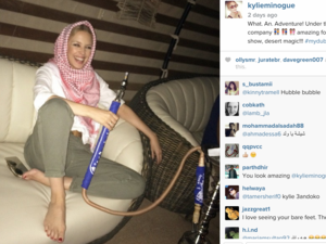 Kylie enjoys shisha in the Dubai desert. (Image: Instagram)