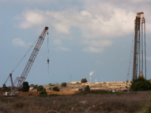 Cranes and other machinery are seen on the Israeli side of the border with Gaza Strip, on September 8, 2016 (AFP Photo/Menahem Kahana) Cranes and other machinery are seen on the Israeli side of the border with Gaza Strip, on September 8, 2016 (AFP Photo/Menahem Kahana)