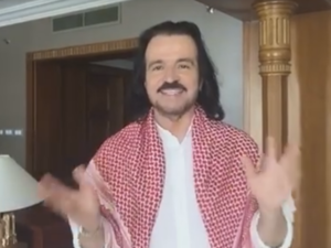 Yanni sporting a traditional Jordanian hatta in Amman. (Facebook)