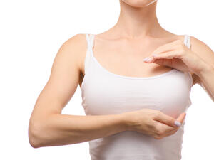 قومي بفحص ثدييك بعد انتهاء الدورة الشهرية بحوالي أسبوع