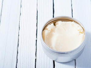 تعمل زبدة الشيا على تقليل الهالات السّوداء حول العين