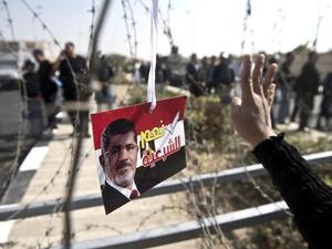 Hundreds of Muslim Brotherhood members and supporters of ousted President Mohamed Morsi , rally outside the Presidential Palace protected by the Egyptian security, on November 1, 2013 in Cairo. (AFP)
