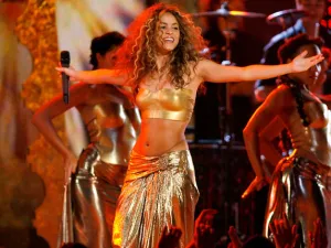 Soon after she seemed to be getting in touch with her Arab side, Shakira, staying in the Middle East, associates herself with
Israel- a move which might upset some 'home' fans.