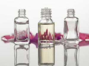 ماء الورد... سرّ من أسرار جمال المرأة العربية