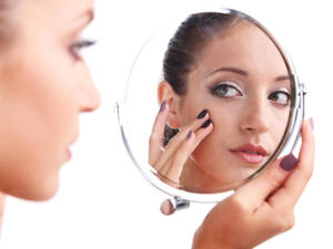 تخلصي من مشكلة احمرار لون بشرتكِ بسهولة!