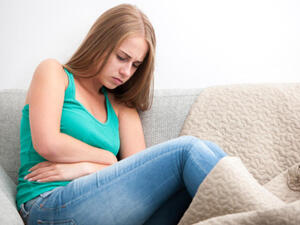 تبدأ الدورة الشهرية منذ عمر الـ 12 أو 13 ، وتستمرّ حتى مرحلة انقطاع الطمث