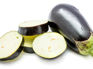 من فوائد الباذنجان أنه منخفض بالسّعرات الحراريّة والدّهون