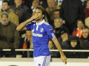 راؤول غونزاليس يحتفل بهدفه في مرمى فالنسيا