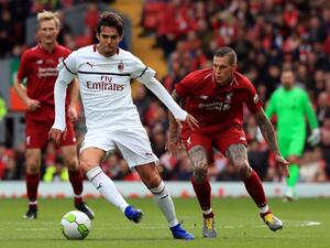 صراع على الكرة بين دانييل آغر (يمين) وكاكا