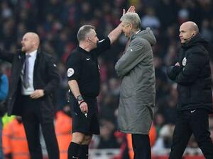 فينغر خلال احتكاكه مع الحكم الرابع