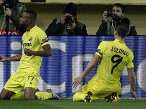 باكامبو (يسار) يقود فياريال لفوز مريح