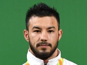 Turkey's Daniyar Ismayilov poses with his silver medal on the podium of the Men's 69kg weightlifting competition at the Rio 2016 Olympic Games in Rio de Janeiro on August 9, 2016.
GOH Chai Hin / AFP