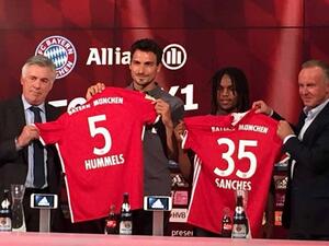 سانشيس وهوميلز خلال التقديم الرسمي