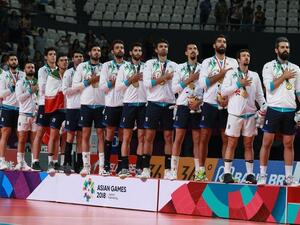 فريق كرة الطائرة الإيراني المتوج بالميدالية الذهبية