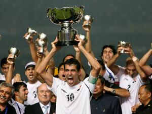 Iraq's captain Younis Mahmoud (C) holds up the winning trophy as he along with teammates celebrate at the end of the final match of the Asian Football Cup 2007 at the Bung Karno stadium in Jakarta, 29 July 2007. Skipper Younis Mahmoud's thumping headed goal crowned Iraq as the Asian Cup champions for the first time with a stirring 1-0 win over Saudi Arabia in the final. AFP PHOTO/Saeed KHAN
SAEED KHAN / AFP