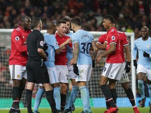 جانب من مشادة حصلت أثناء اللقاء بين لاعبي الفريقين