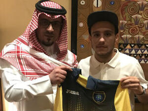 Zamalek's Mostafa Fathi with Al-Taawoun president after signing the contract on Tuesday (Photo: Al-Taawoun's official Twitter account)