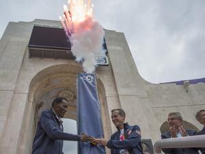 Olympic gold medalist Rafer Johnson (L), Los Angeles Mayor Eric Garcetti push the ignition switch to light the Los Angeles Memorial Coliseum's Olympic Cauldron as International Olympic Committee President Thomas Bach and LA 2028 Chairman Casey Wasserman (R) stand by on September 17, 2017 in Los Angeles.
DAVID MCNEW / AFP