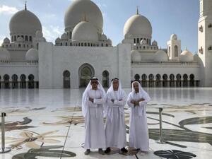  Real Madrid forward Lucas Vazquez (center) visits the Sheikh Zayed Mosque in Abu Dhabi, United Arab Emirates. (Photo: Lucas Vazquez/Instagram)