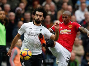 نجح آشلي يانغ لاعب مانشستر يونايتد (يمين) في تحييد صلاح خلال لقاء الفريقين وكان هو من بدأ بالسخرية عبر وسائل التواصل الاجتماعي