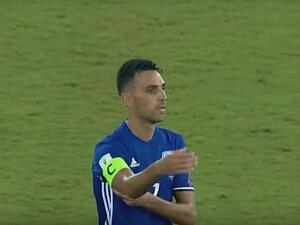 Screen capture from video showing captain of the Israeli national football team Eran Zahavi as he tears off his captain's armband during a losing game against Macedonia, September 2, 2017. (Photo: YouTube)