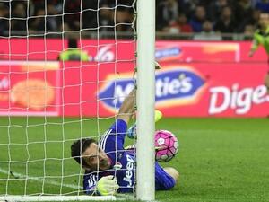 بوفون يتصدى لركلة ماريو بالوتيلي الحرة