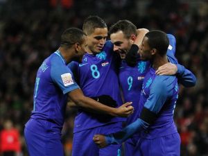 منتخب هولندا غير المتأهل ليورو 2016 يتفوق على نظيره الإنجليزي
