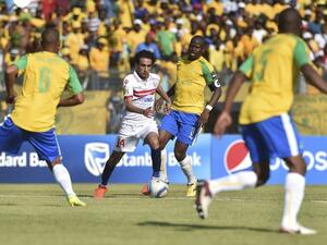 Zamalek Aly Salama (CL) is watched by Mamelodi Sundowns Wayne Arendse (L) Hlompho Kekena (CR) and Asavela Mbekile (R) during the first length of the CAF Championship final on October 15, 2016 at Atteridgville Stadium in Pretoria, South Africa. AFP PHOTO/STRINGER
STRINGER / AFP