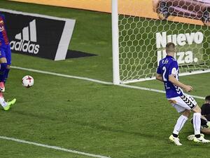 نيمار (يسار) يسجل الهدف الذي أثار الجدل