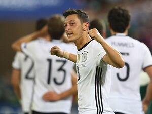 مسعود أوزيل يساهم في قيادة المانشافت لنصف نهائي يورو 2016