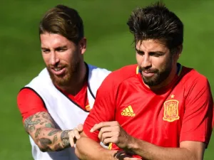 بيكيه وراموس خلال تدريبات سابقة لمنتخب إسبانيا