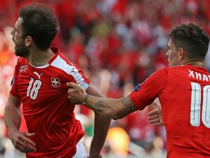 محمدي (يسار) يحتفل بهدفه رفقة غرانيت تشاكا