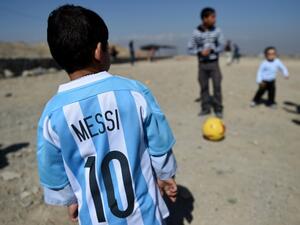 مرتضى أحمدي يرتدي قميص منتخب الأرجنتين