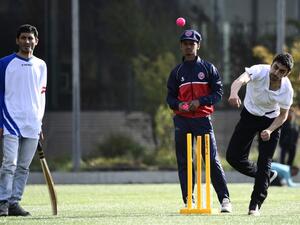 Migrants from Afghanistan participate in a cricket match organised by international charity Emmaus and mentored by members of the France National Cricket team in Paris on October 20, 2016.
MIGUEL MEDINA / AFP