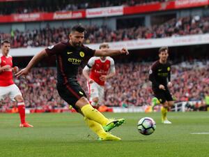 أغويرو يسدد على مرمى آرسنال