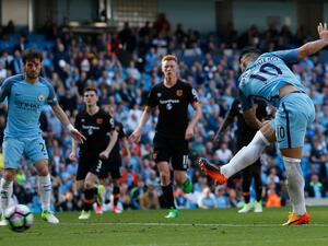 أغويرو (يمين) يواصل التألق