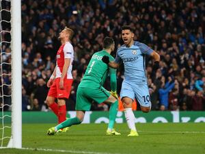 أغويرو أحد نجوم اللقاء يحتفل بأحد أهدافه