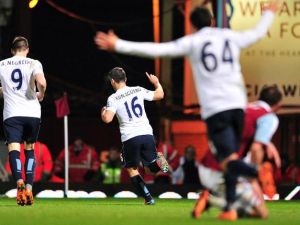 لاعبو سيتي يحتفلون بهدف أغويرو