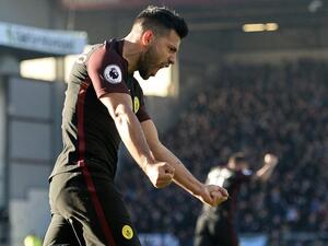 أغويرو يحتفل بهدفه