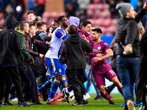 جانب من المشاحنة بين أغويرو ومشجع ويغان