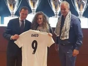 إيميليو بوتراغينيو يمنح عهد التميمي قميصاً لريال مدريد يحمل اسمها