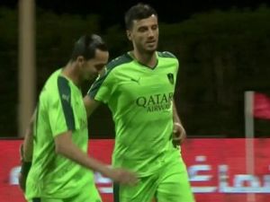 السومة (يمين) يقود الأهلي للفوز