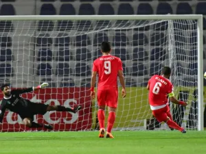 كياني (يمين) يهدر ركلة جزاء لتراكتور مطلع المباراة