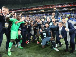 لاعبو أياكس يحتفلون بالتأهل